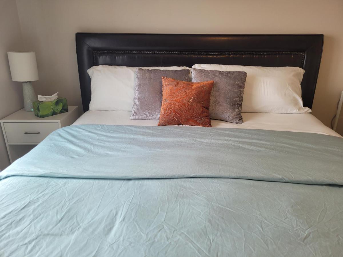 Homestay Elegant Guest - King Bed & Ensuite Private Bathroom - Close To Airport With Aircon