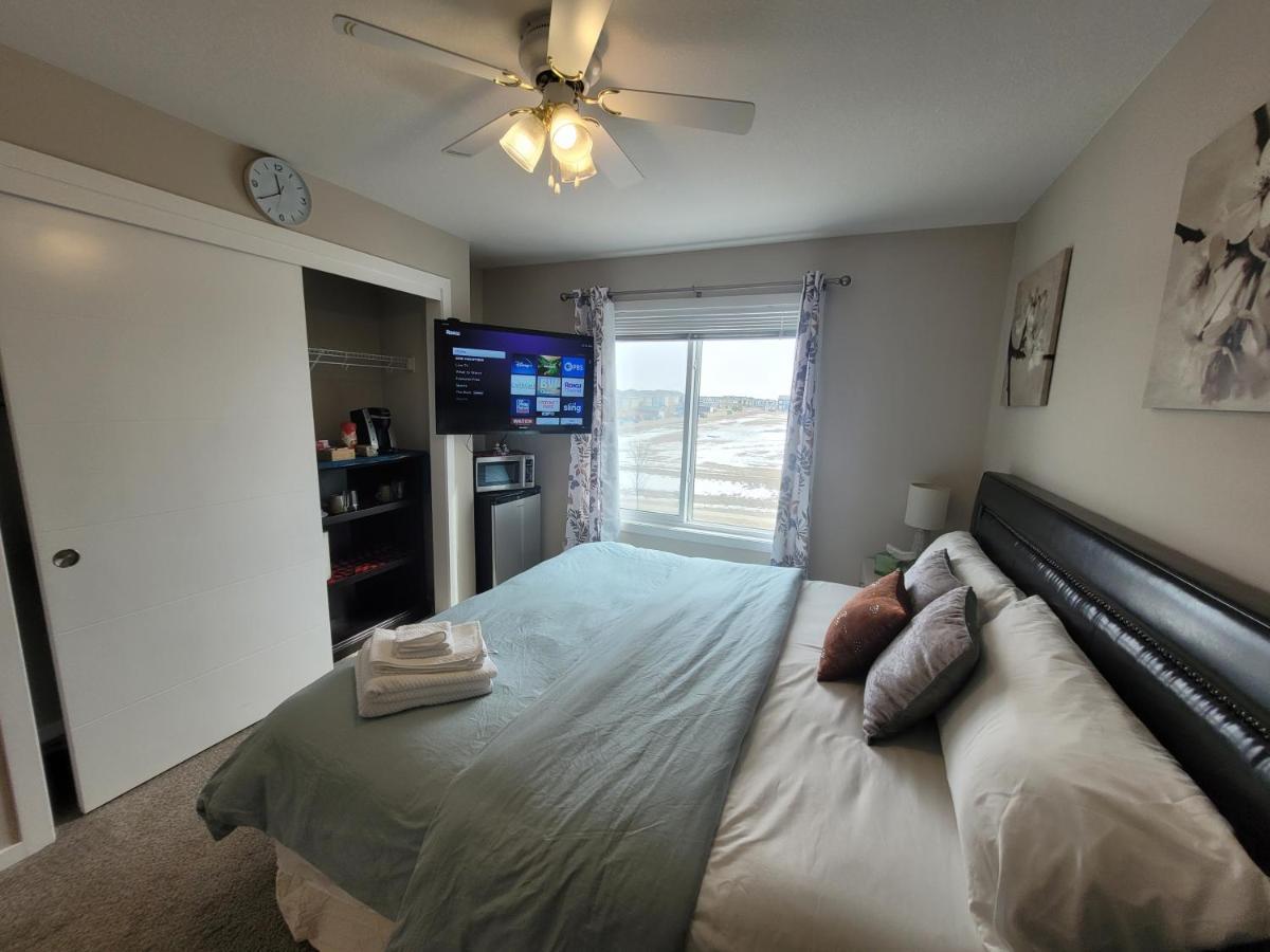 Elegant Guest - King Bed & Ensuite Private Bathroom - Close To Airport With Aircon