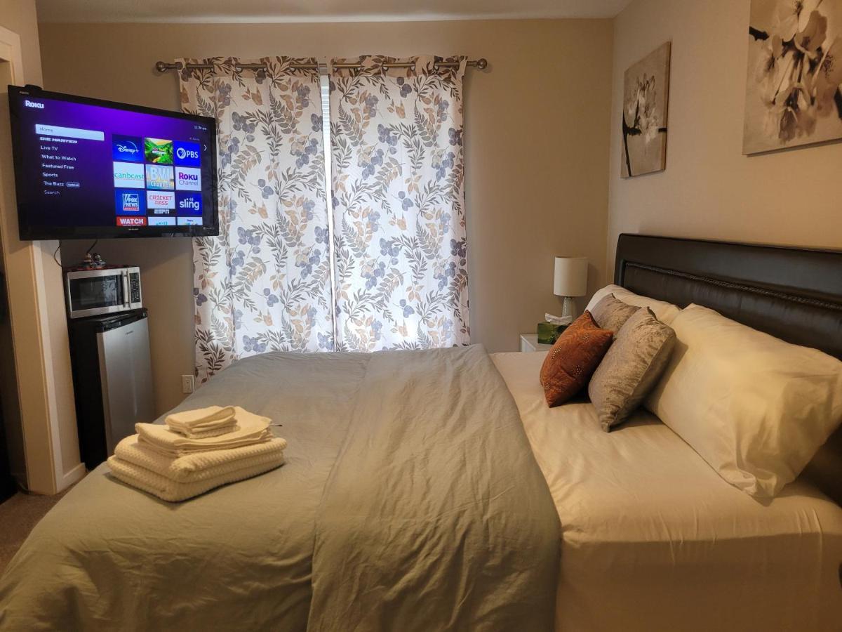 Elegant Guest - King Bed & Ensuite Private Bathroom - Close To Airport With Aircon * Calgary