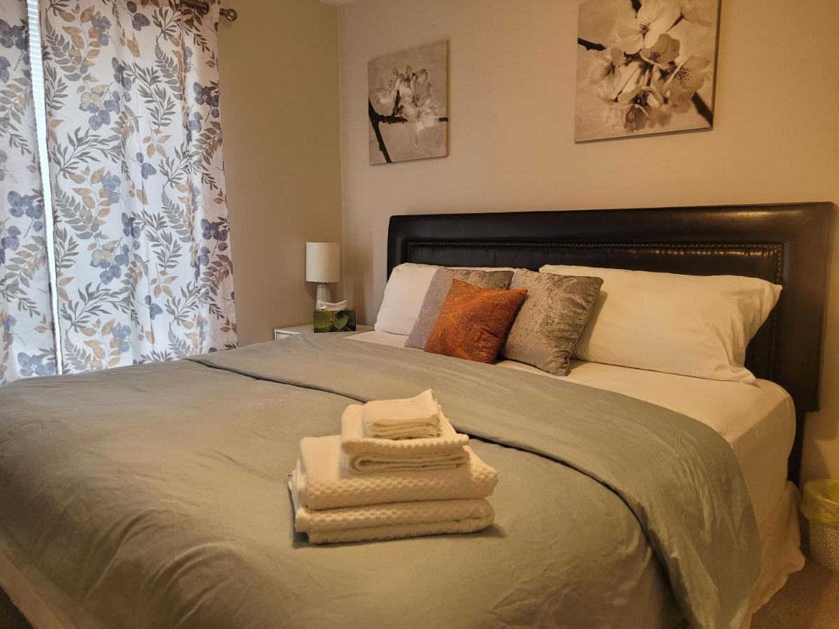 Homestay Elegant Guest - King Bed & Ensuite Private Bathroom - Close To Airport With Aircon Calgary