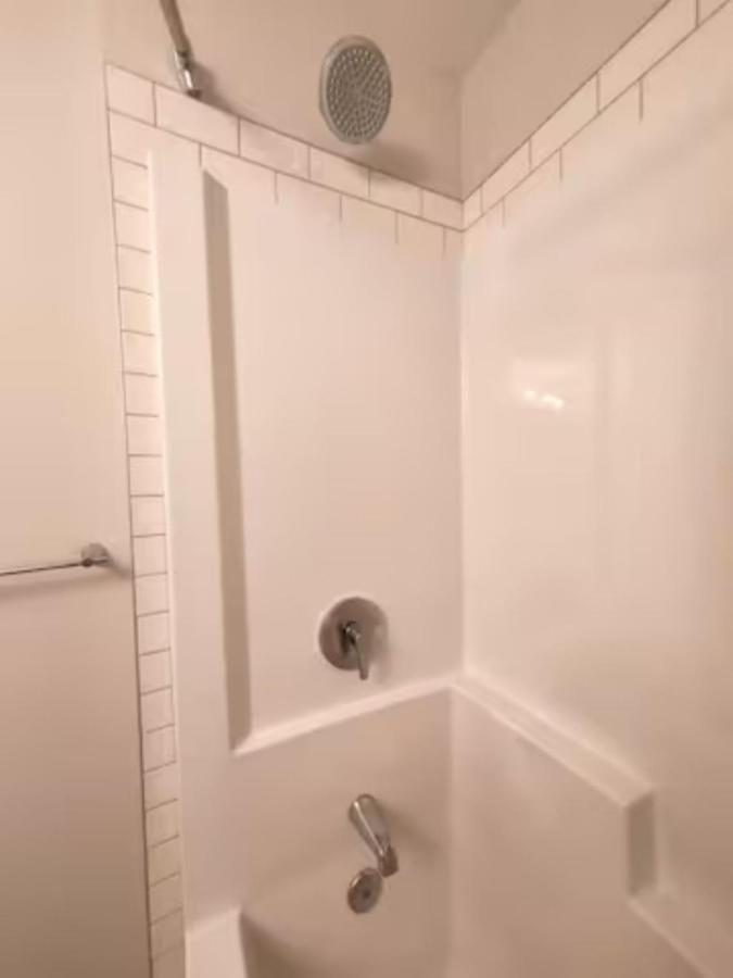 Elegant Guest - King Bed & Ensuite Private Bathroom - Close To Airport With Aircon Homestay *