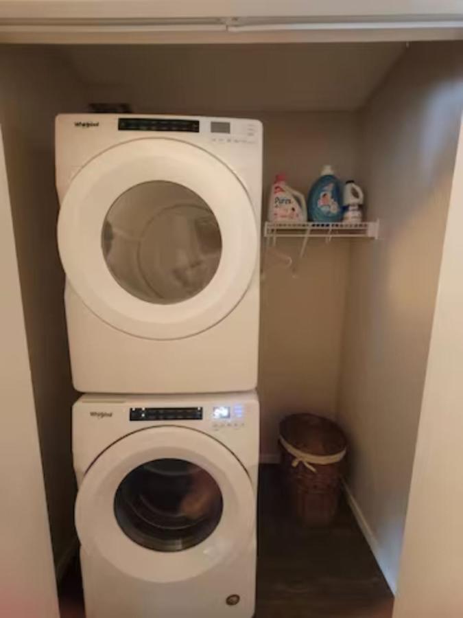Elegant Guest - King Bed & Ensuite Private Bathroom - Close To Airport With Aircon *