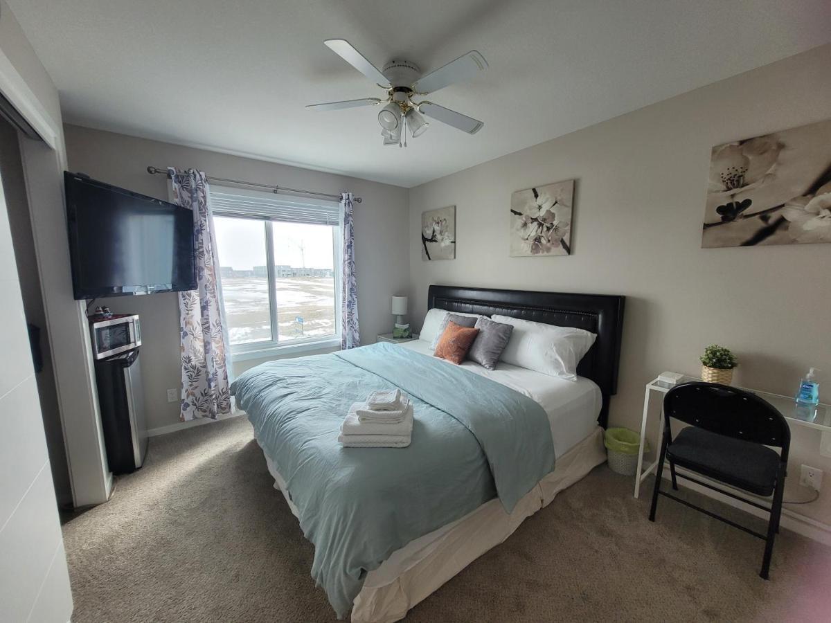 Elegant Guest - King Bed & Ensuite Private Bathroom - Close To Airport With Aircon * Calgary