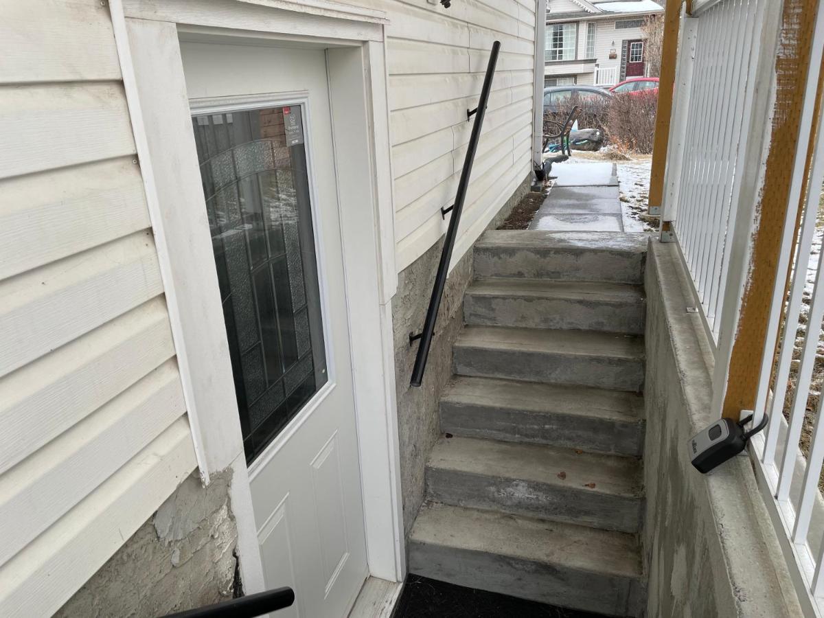 Super Luxury & Cozy Lower Level In Nw Calgary, Ab Close To Banff * Calgary