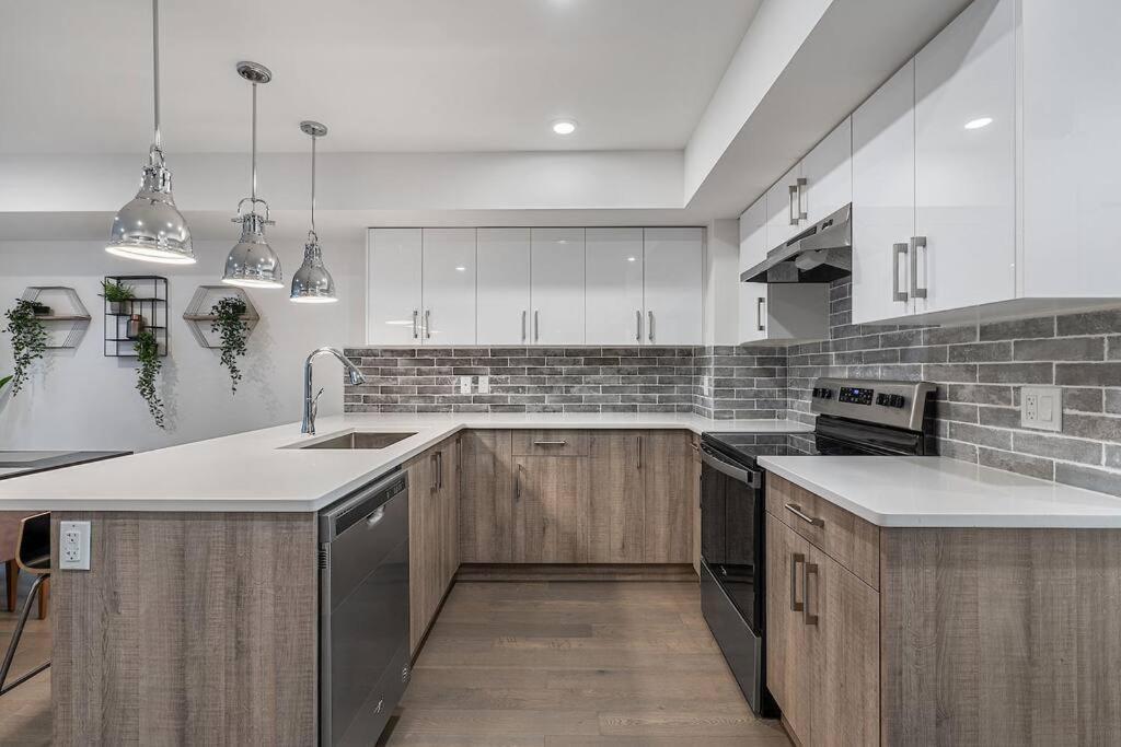 Beautiful, Elegant And Spacious 2 & Half Br House Apartment Calgary