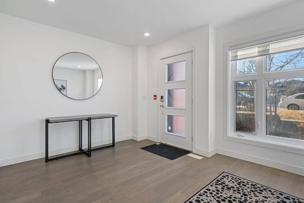Apartment Beautiful, Elegant And Spacious 2 & Half Br House Calgary