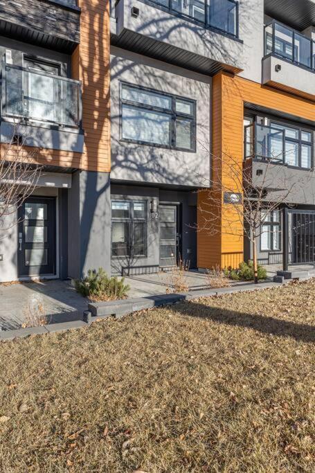 Apartment Beautiful, Elegant And Spacious 2 & Half Br House Calgary