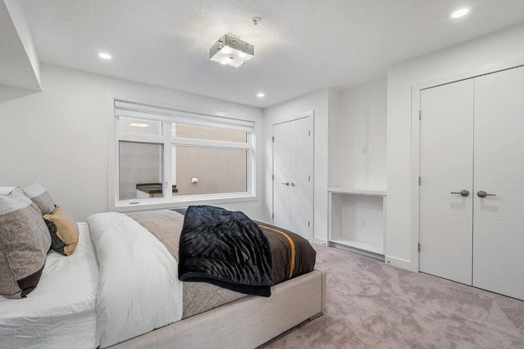 Beautiful, Elegant And Spacious 2 & Half Br House * Calgary