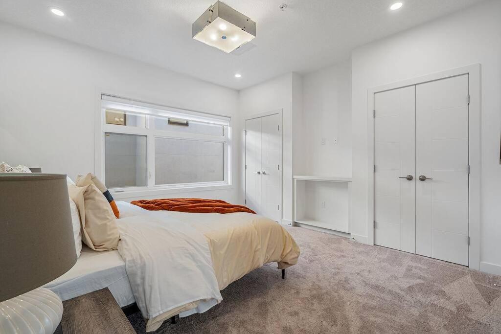 Beautiful, Elegant And Spacious 2 & Half Br House