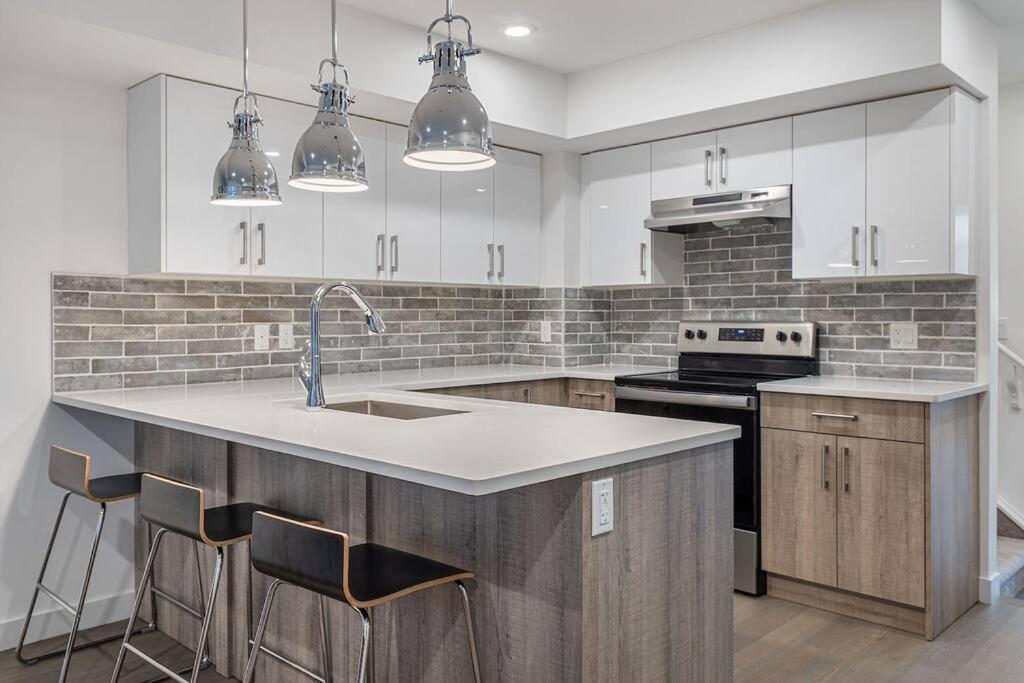 Beautiful, Elegant And Spacious 2 & Half Br House Apartment *