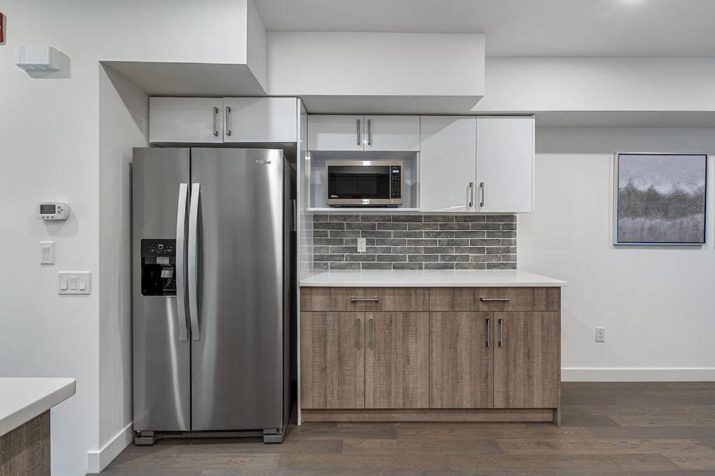 Beautiful, Elegant And Spacious 2 & Half Br House Calgary