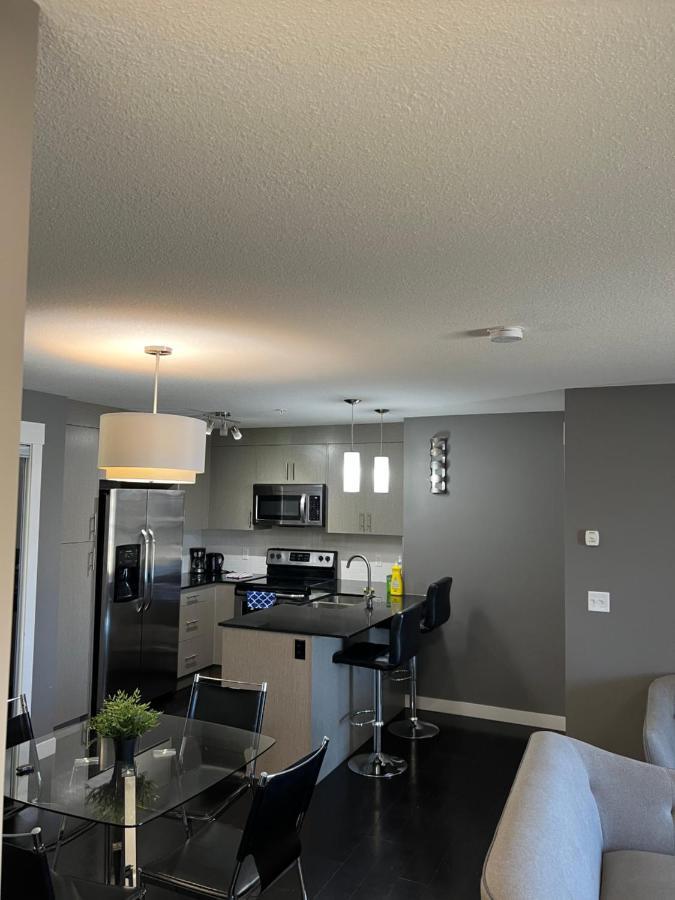 Apartment Lovely 2 Bedroom 2 Bathroom Plus Den *