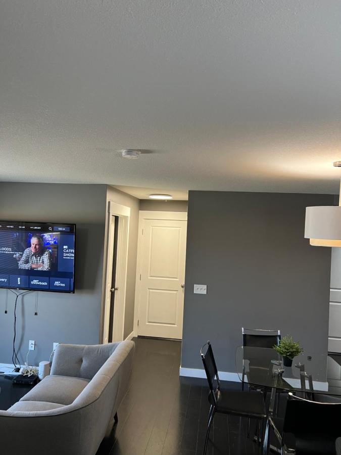 Lovely 2 Bedroom 2 Bathroom Plus Den * Calgary