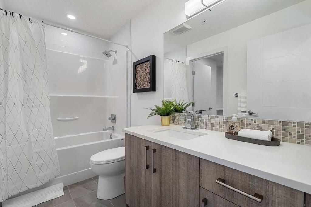 Beautiful, Elegant And Spacious 2 & Half Br House Apartment Calgary