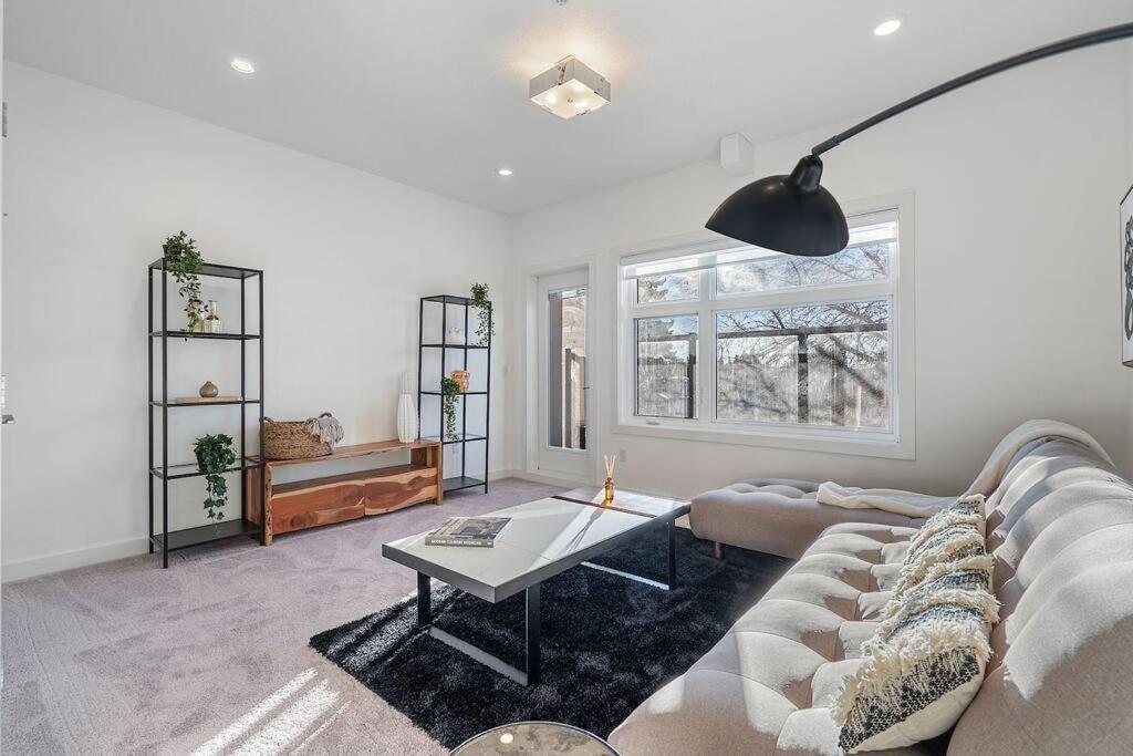 Beautiful, Elegant And Spacious 2 & Half Br House * Calgary