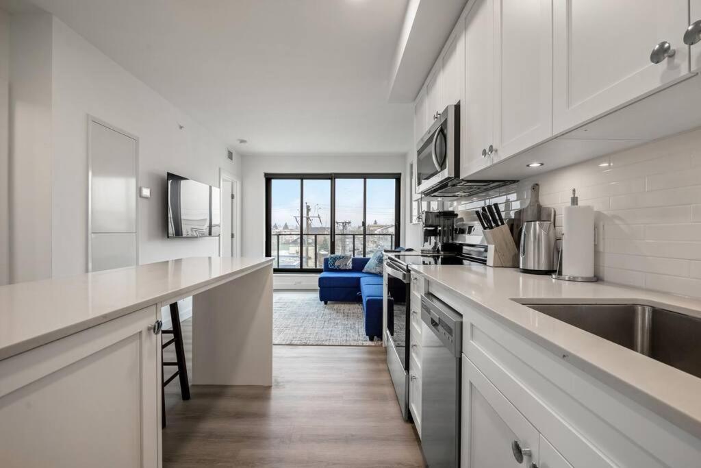 Two Bed Downtown Unit With Parking Calgary