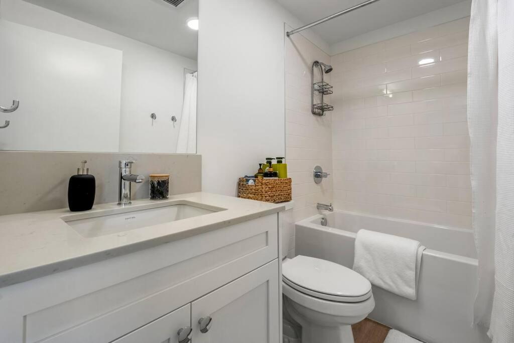 Two Bed Downtown Unit With Parking Apartment Calgary