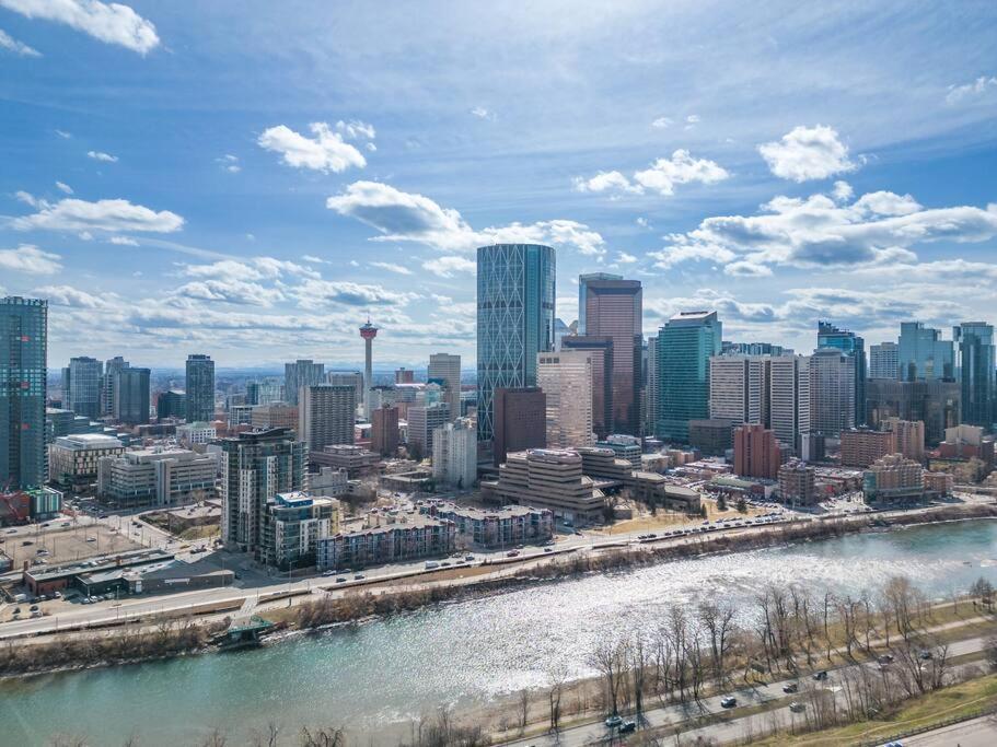 Two Bed Downtown Unit With Parking Apartment Calgary