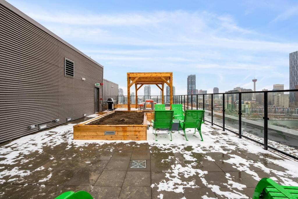 Two Bed Downtown Unit With Parking * Calgary