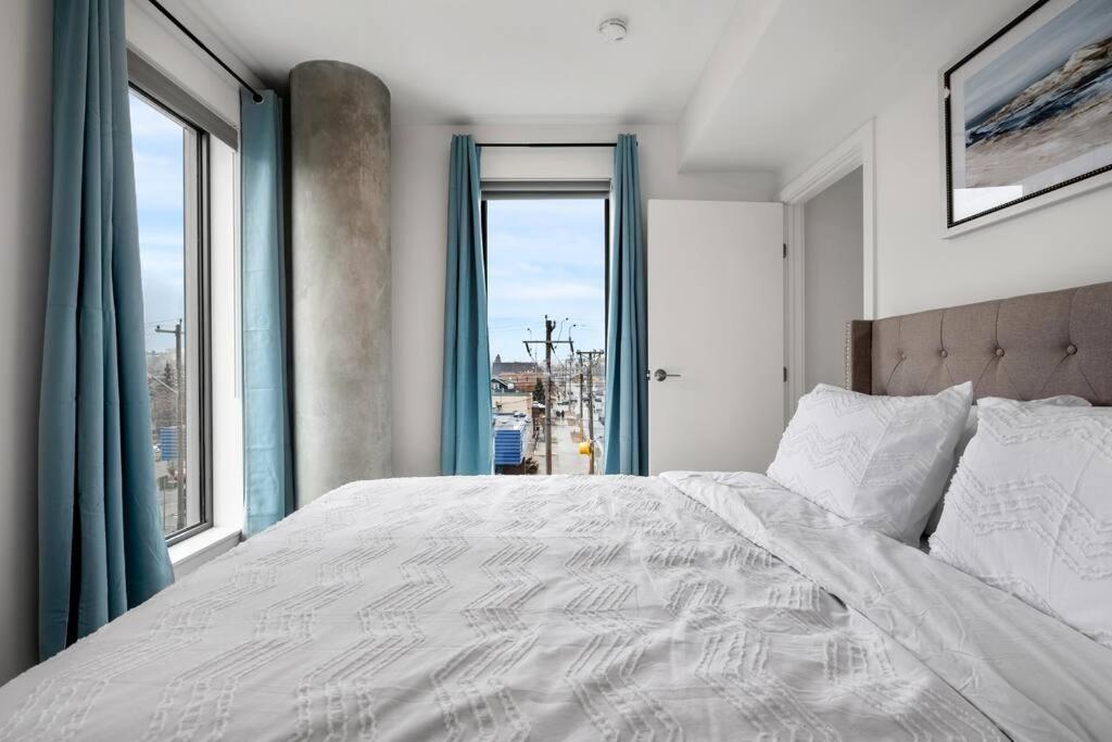 Two Bed Downtown Unit With Parking Calgary