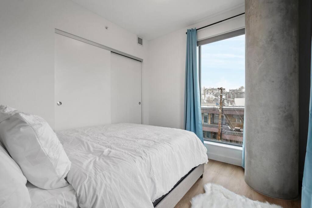 Two Bed Downtown Unit With Parking Apartment Calgary