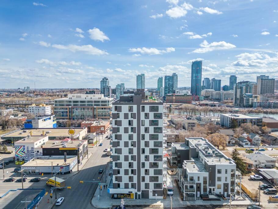 Two Bed Downtown Unit With Parking Apartment