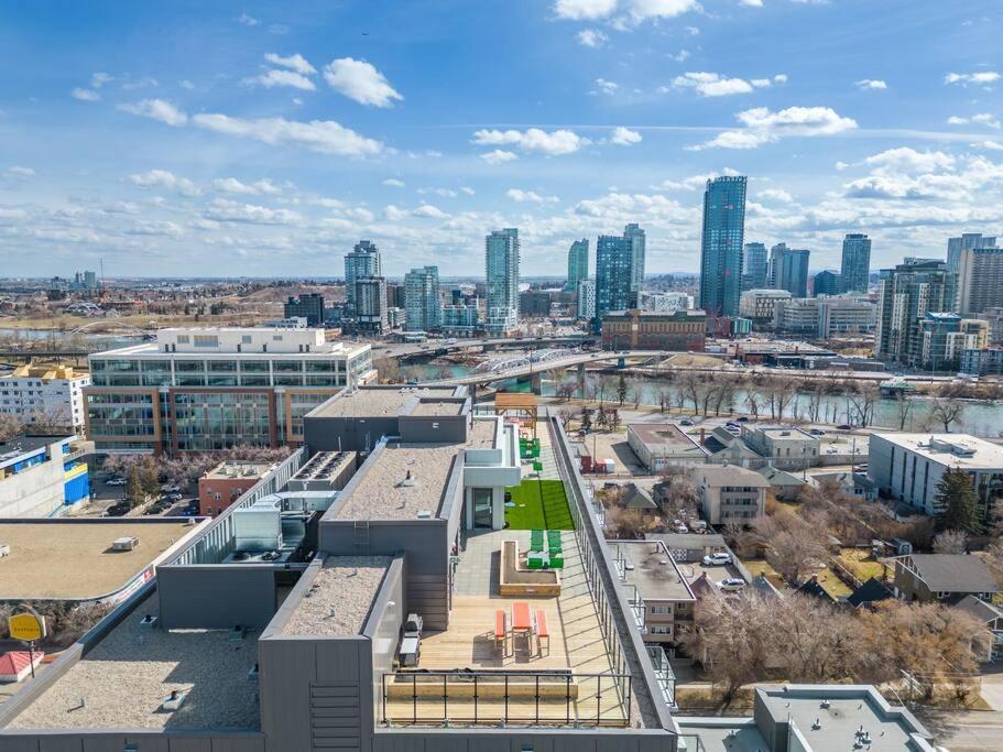 Two Bed Downtown Unit With Parking