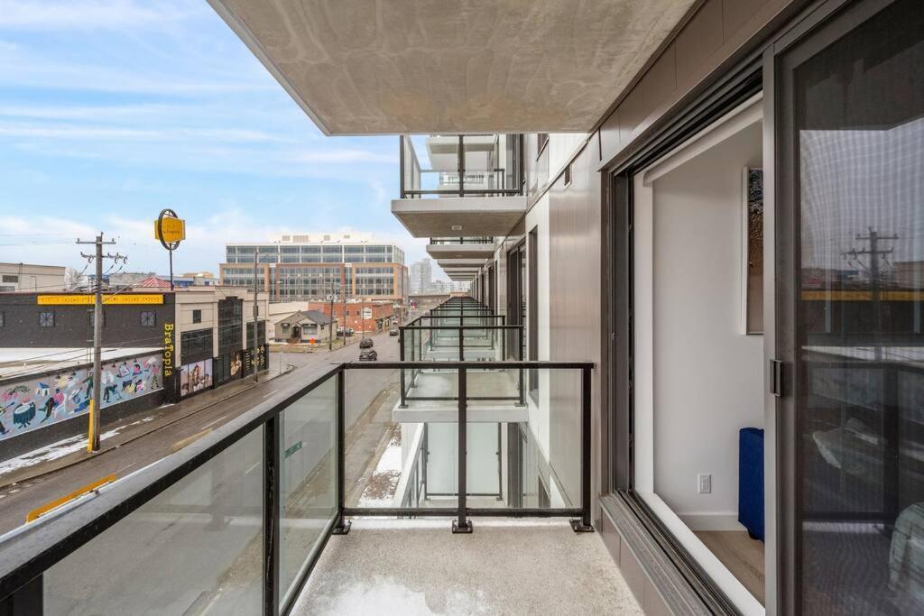 Two Bed Downtown Unit With Parking Apartment Calgary