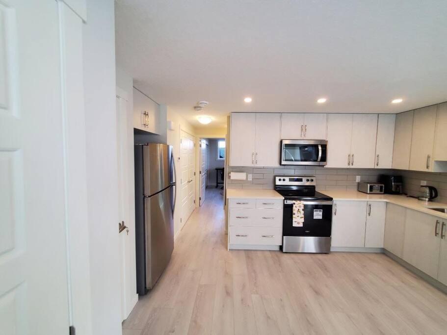 Cozy Rockland Park Unit+parking Calgary