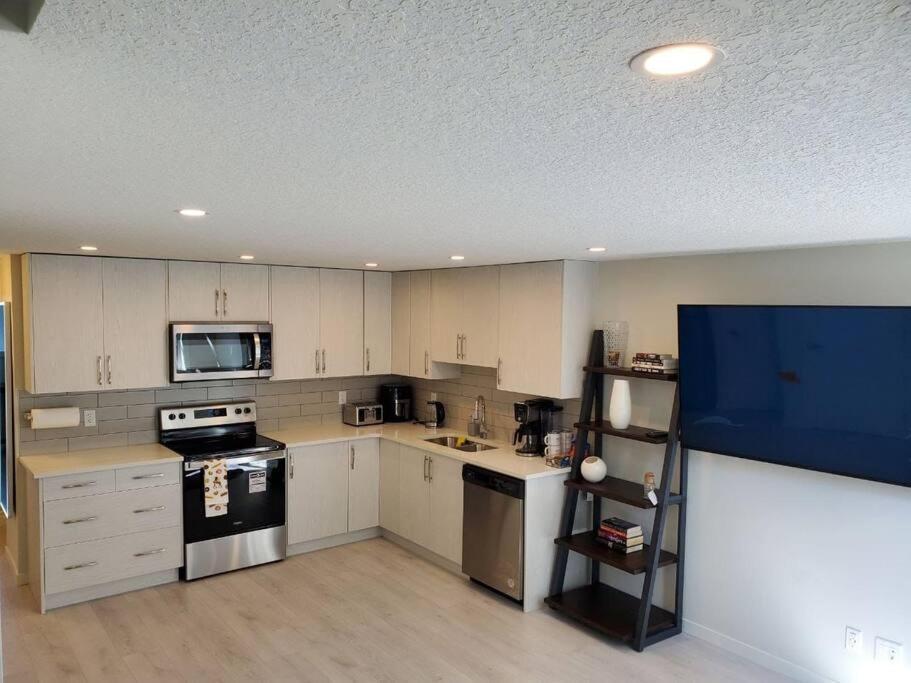 Cozy Rockland Park Unit+parking Apartment Calgary