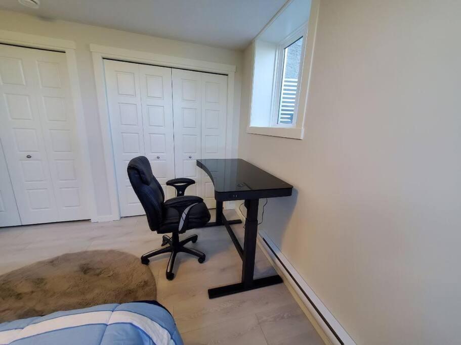 Cozy Rockland Park Unit+parking Apartment Calgary