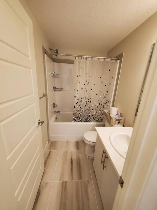 Cozy Rockland Park Unit+parking Apartment Calgary