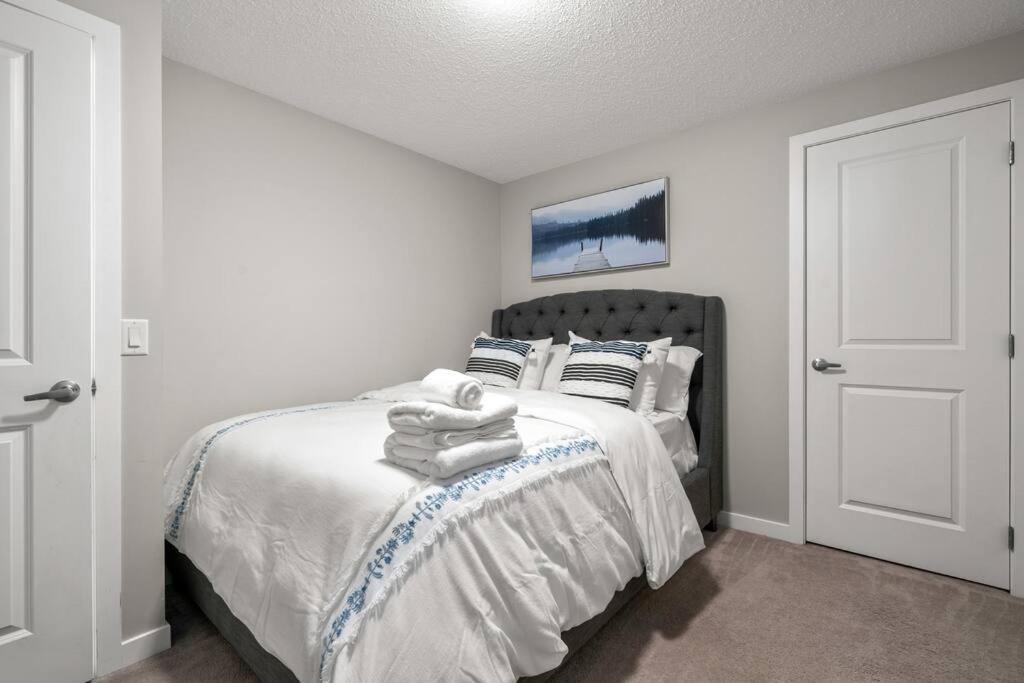 Modern Basement Gem: 2 Bedroom Retreat Calgary