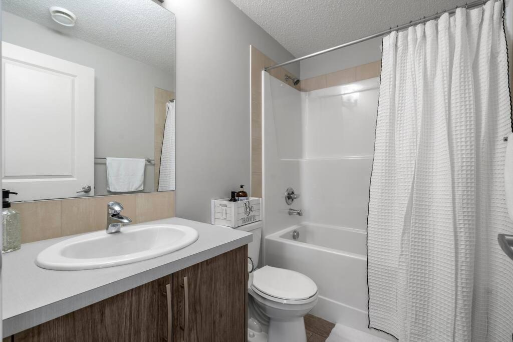 Apartment Modern Basement Gem: 2 Bedroom Retreat Calgary