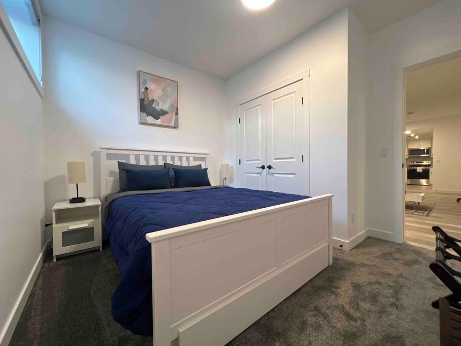 Apartment Newly Built 2 Bedroom With Free Parking - Close To Banff National Park, Calgary