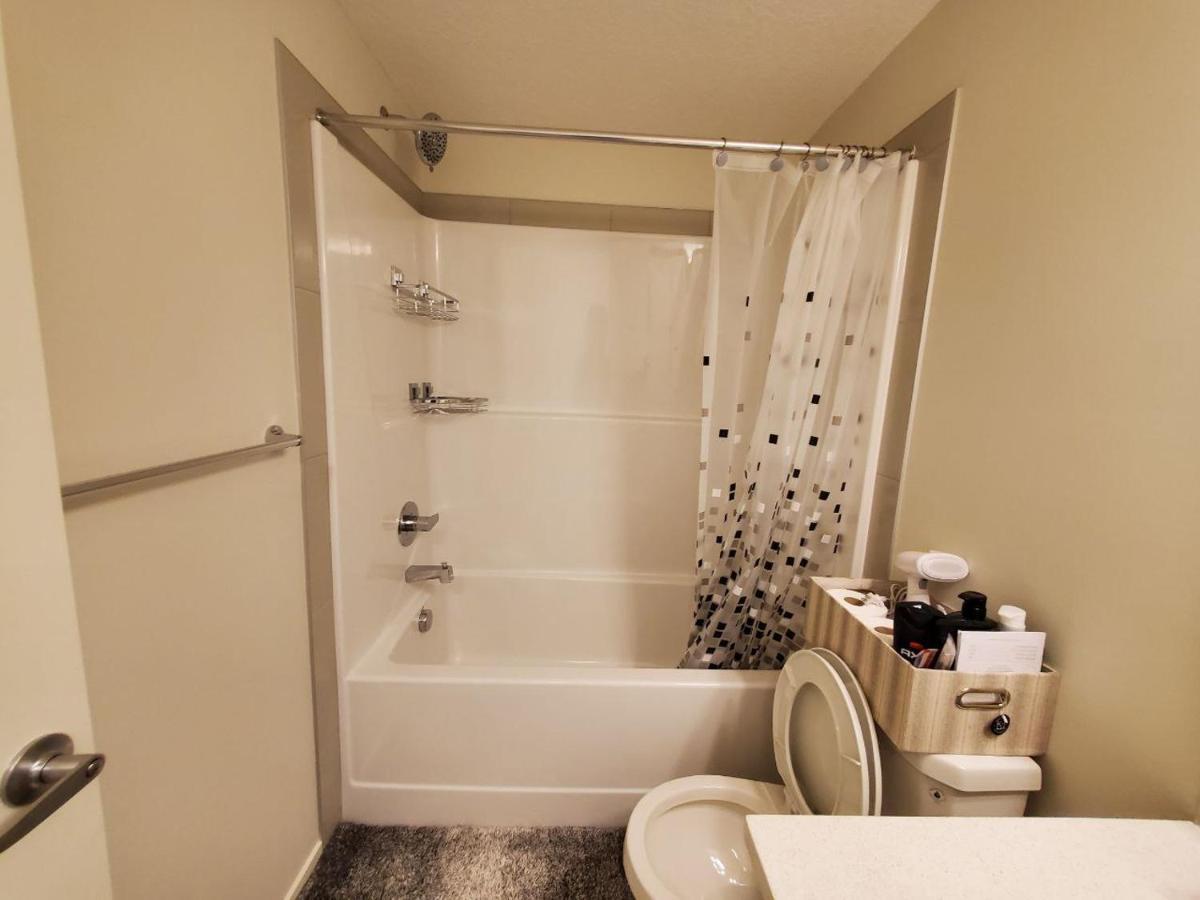 Cozy Rockland Park Unit+parking * Calgary