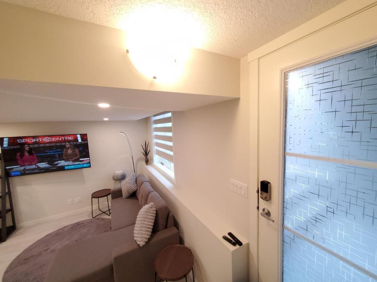Cozy Rockland Park Unit+parking Calgary