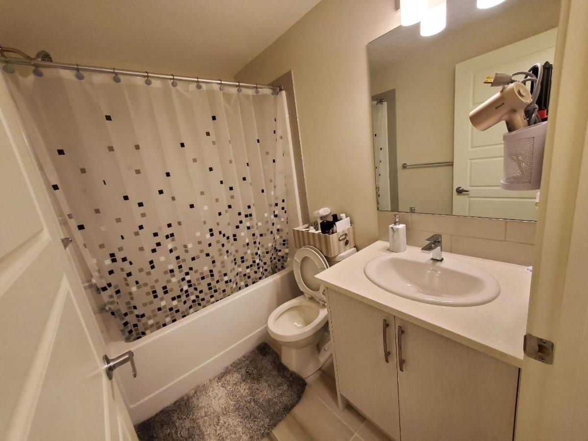 Cozy Rockland Park Unit+parking * Calgary