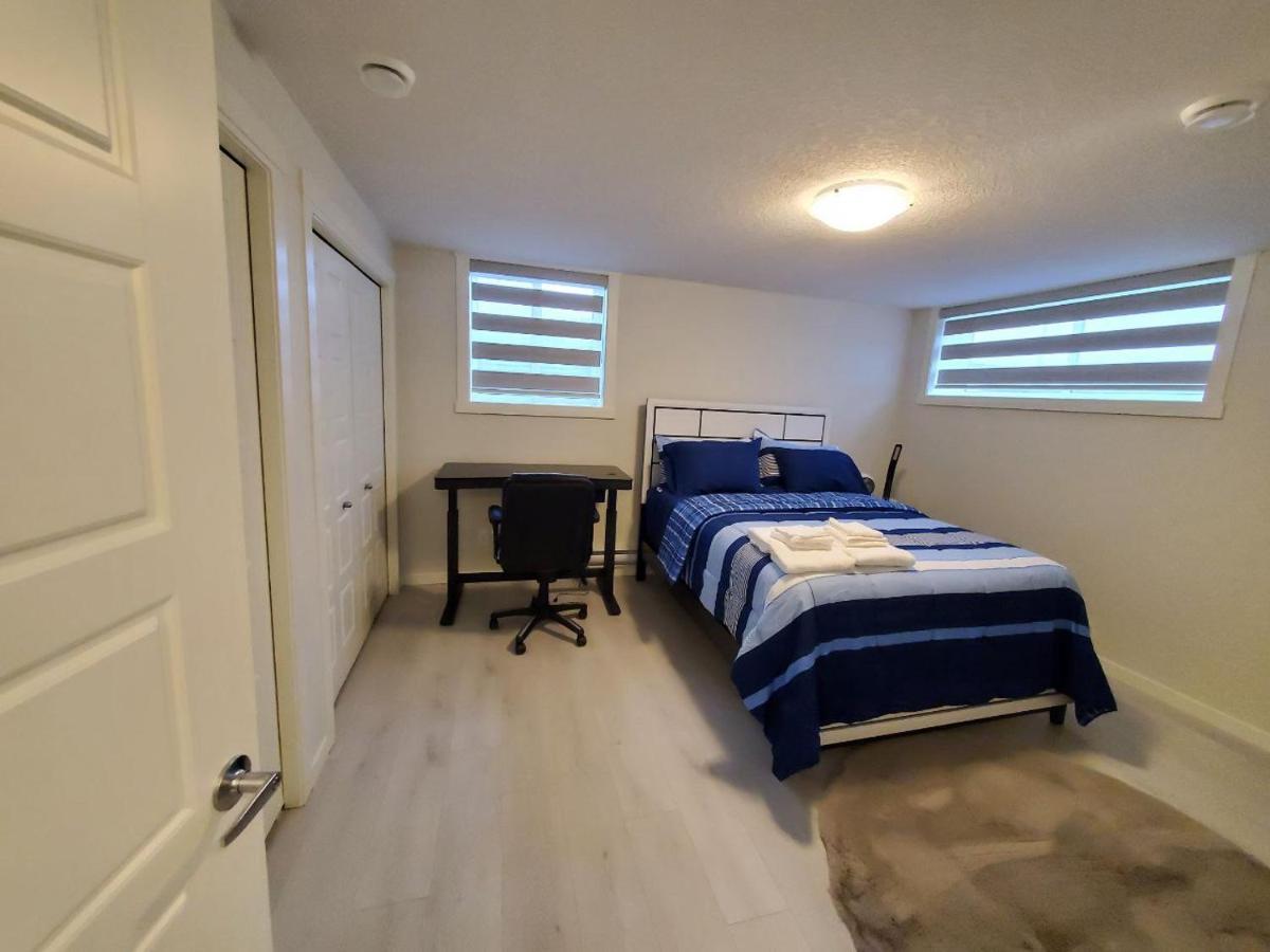 Cozy Rockland Park Unit+parking Apartment Calgary