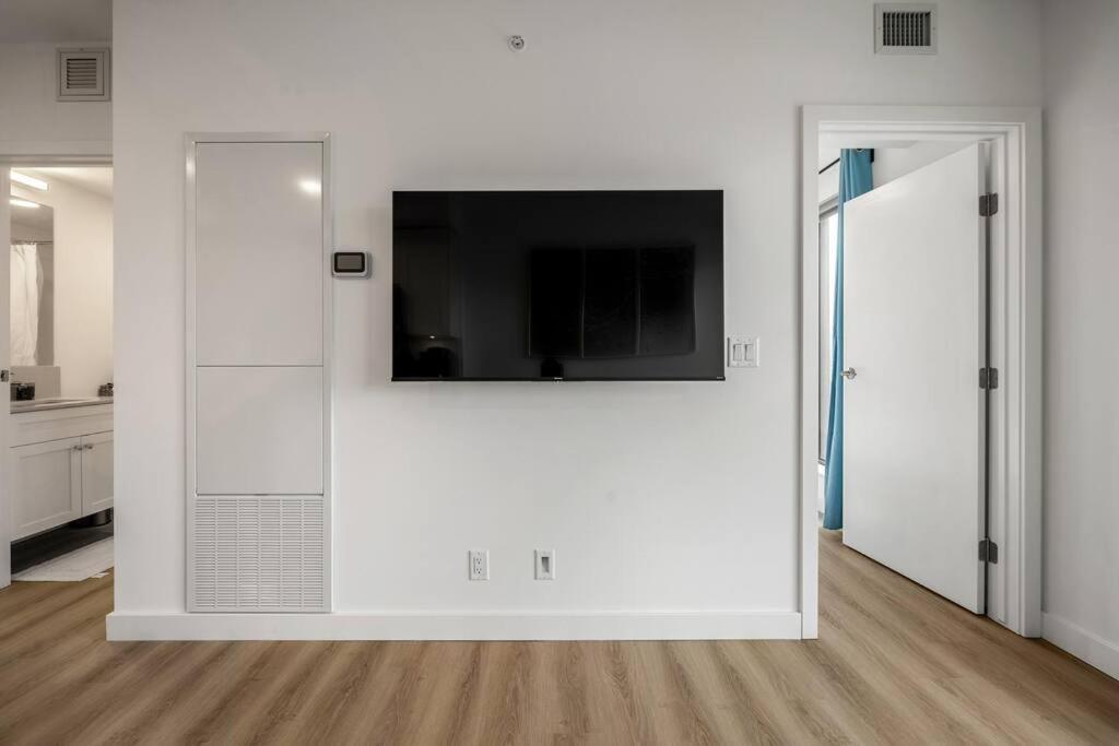 Two Bed Downtown Unit With Parking Apartment *