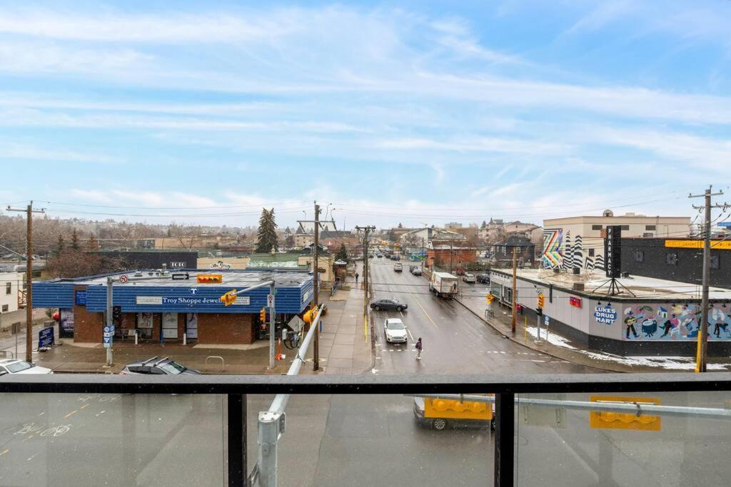 Two Bed Downtown Unit With Parking Apartment
