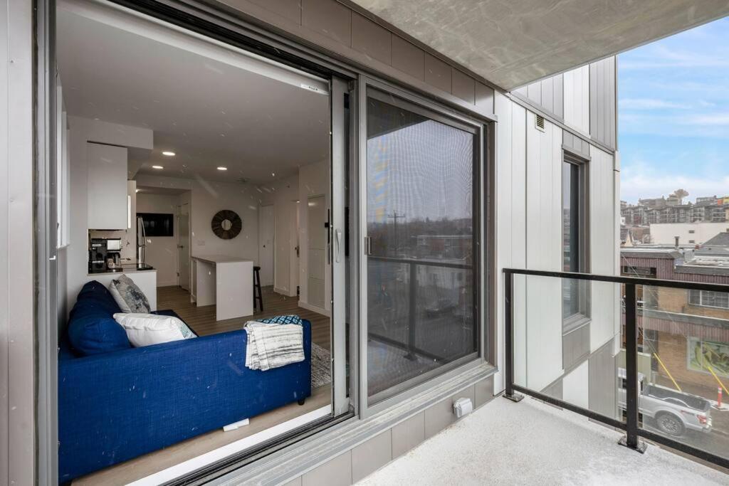 Apartment Two Bed Downtown Unit With Parking