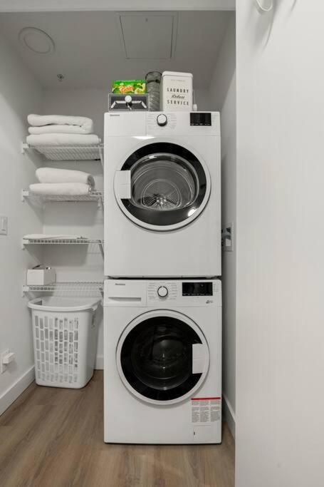 Apartment Two Bed Downtown Unit With Parking *
