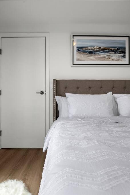 Two Bed Downtown Unit With Parking Calgary