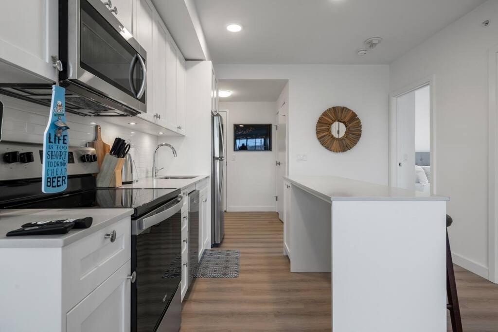 Apartment Two Bed Downtown Unit With Parking *