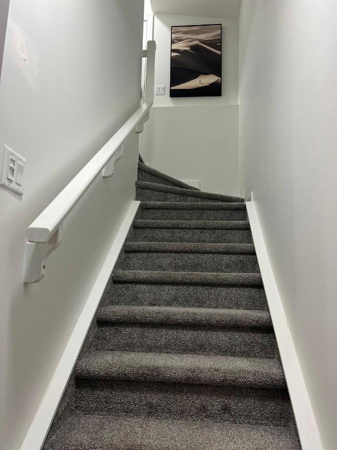 Beautiful 2 Bedroom Away From * Calgary