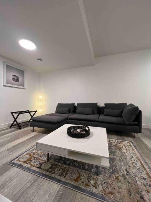 Newly Built 2 Bedroom With Free Parking - Close To Banff National Park, Apartment Calgary