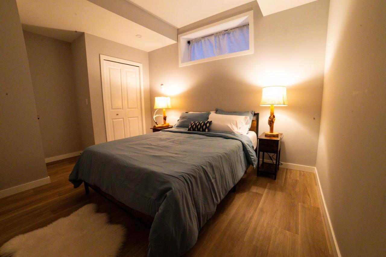 Kid & Pet Friendly Walkout Bsmt 90 Mins To Banff And 30 Mins To Downtown Apartment