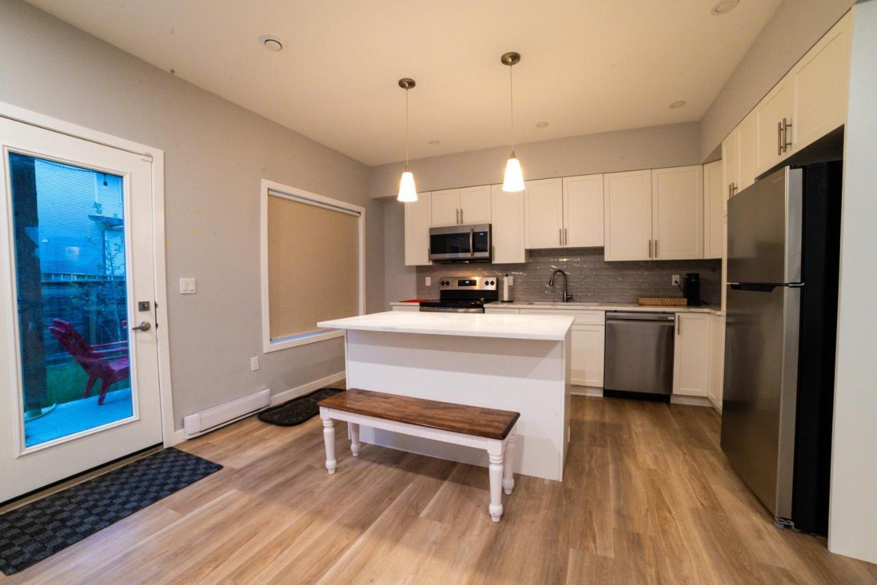 Kid & Pet Friendly Walkout Bsmt 90 Mins To Banff And 30 Mins To Downtown * Calgary