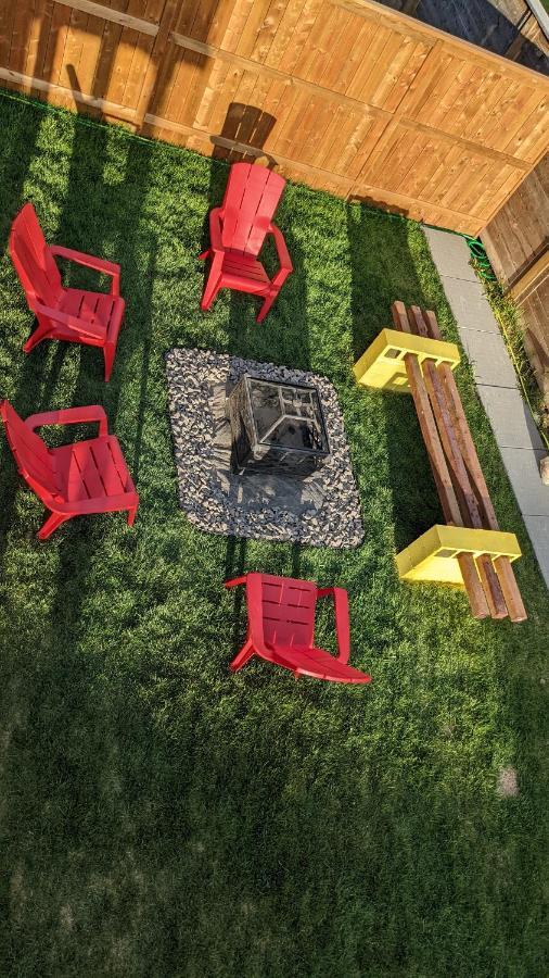 Kid & Pet Friendly Walkout Bsmt 90 Mins To Banff And 30 Mins To Downtown Calgary